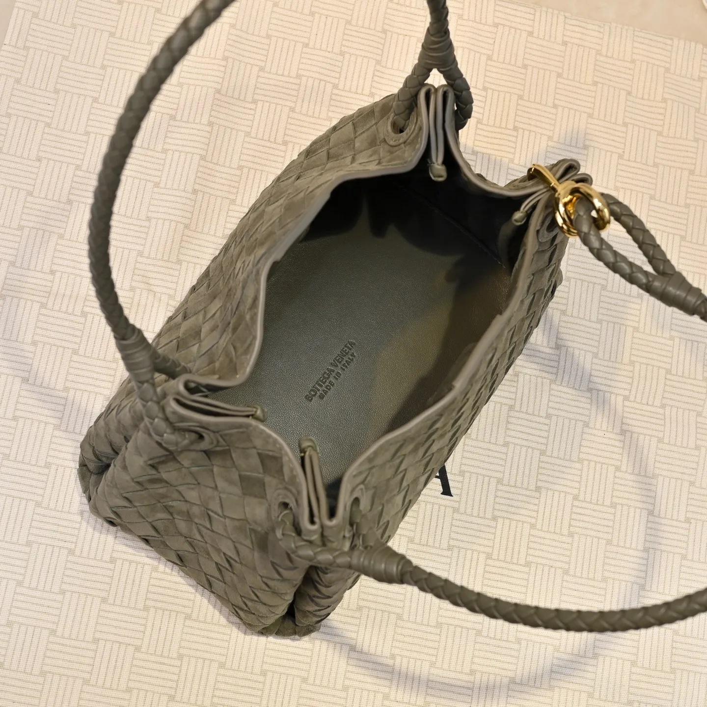 Batch 2060 BOTTEGA VENETA2025 new autumn medium suede parachuta has a unique appearance with the iconic metal knot, and a whole piece of leather folds the four corners into a parachute shape! The exquisite Knot metal buckle is like putting jewelry on a bag. It is high-end and elegant. Its super capacity can hold all your things! The overall effect of this bag is very different from before. It is neither too delicate to provide a large capacity nor too bulky because of its practicality. It simply provides a perfectly suitable bag for casual and simple people👜 Style number: 5921 Size: 29.5*18.5*17.5cm